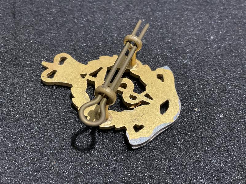 Q/C R.A.M.C Officers cap badge with Latin scroll