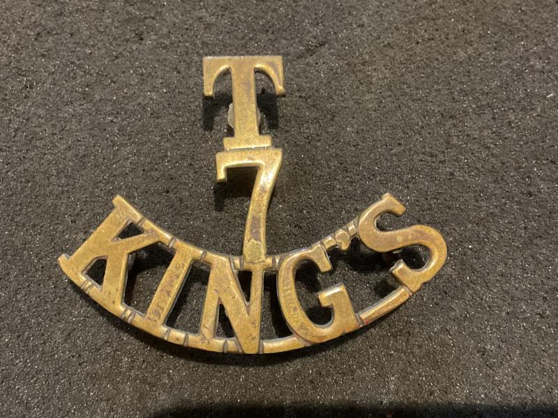 WW1 7/T KINGS brass other ranks shoulder title.