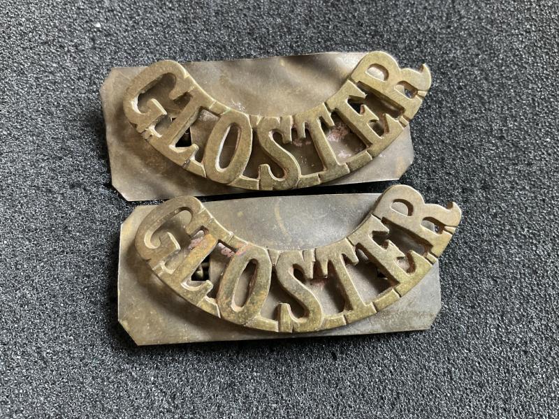 WW1 GLOSTER (Gloucestershire Regt) brass shoulder title.