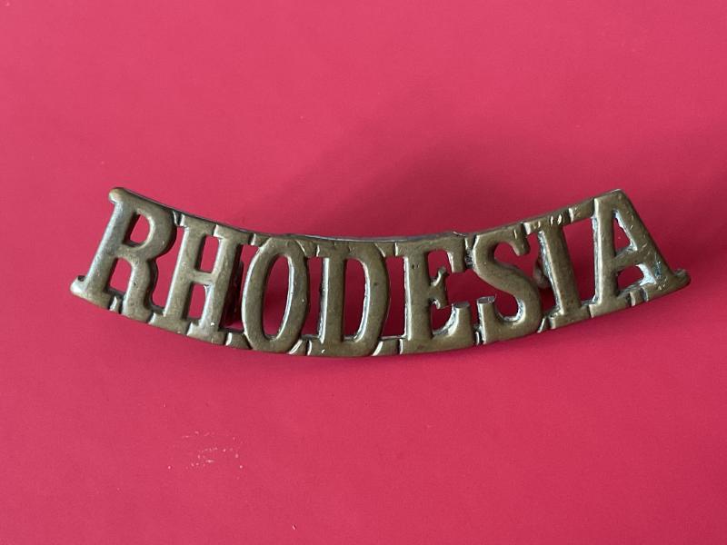 WW2 RHODESIA brass nationality shoulder title.