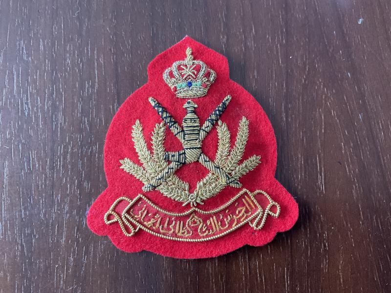 Royal Guard of Oman padded bullion officers cap badge.