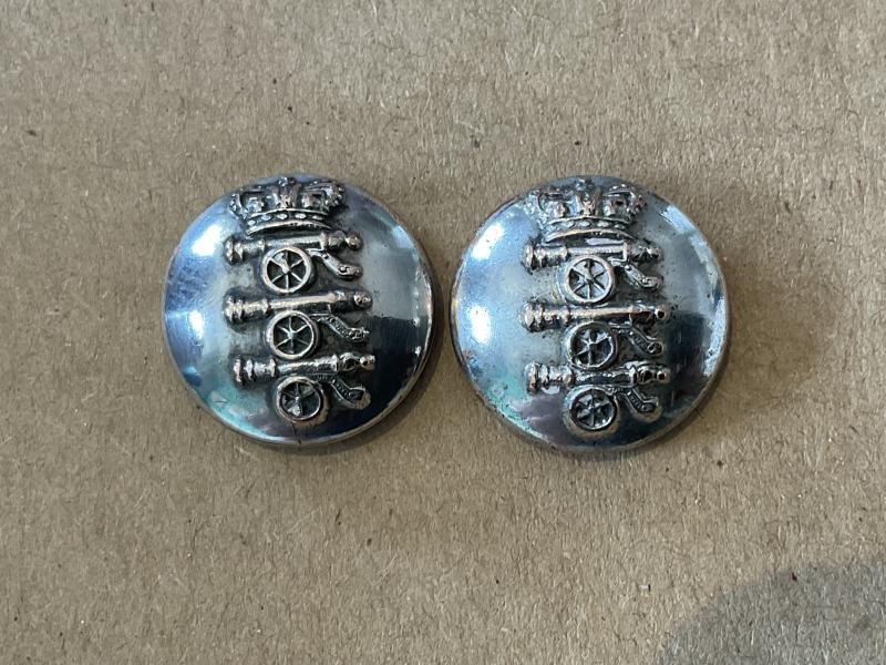 Q.V.C Royal Artillery Volunteers officers field service cap buttons.