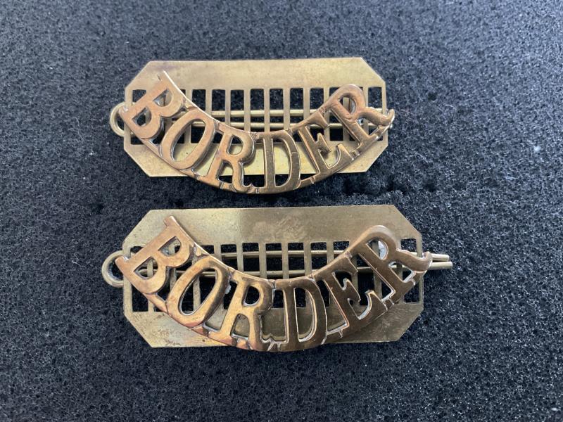 WW1 ‘BORDER’ regiment brass other ranks shoulder titles.