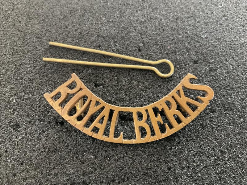 WW1 ROYAL BERKS brass other ranks shoulder title.