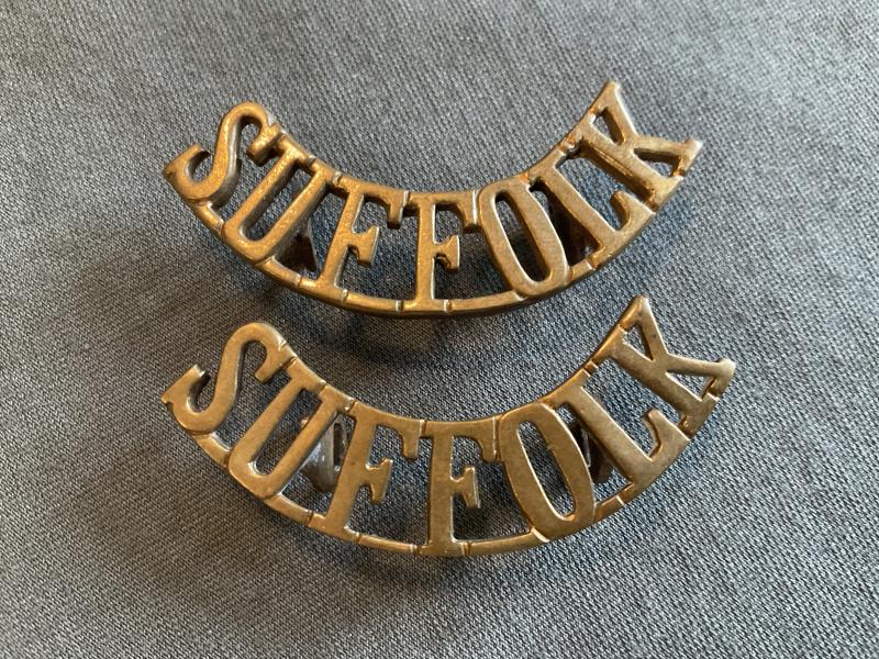 WW1 SUFFOLK Regiment brass shoulder titles.